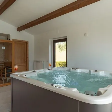 Ferienhaus Mit Privatpool Fuer 12 Personen Ca 350 M In Loro Piceno, Marken Provinz Macerata Hébergement de vacances *