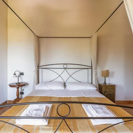 Hébergement de vacances Ferienhaus Mit Privatpool Fuer 12 Personen Ca 350 M In Loro Piceno, Marken Provinz Macerata *